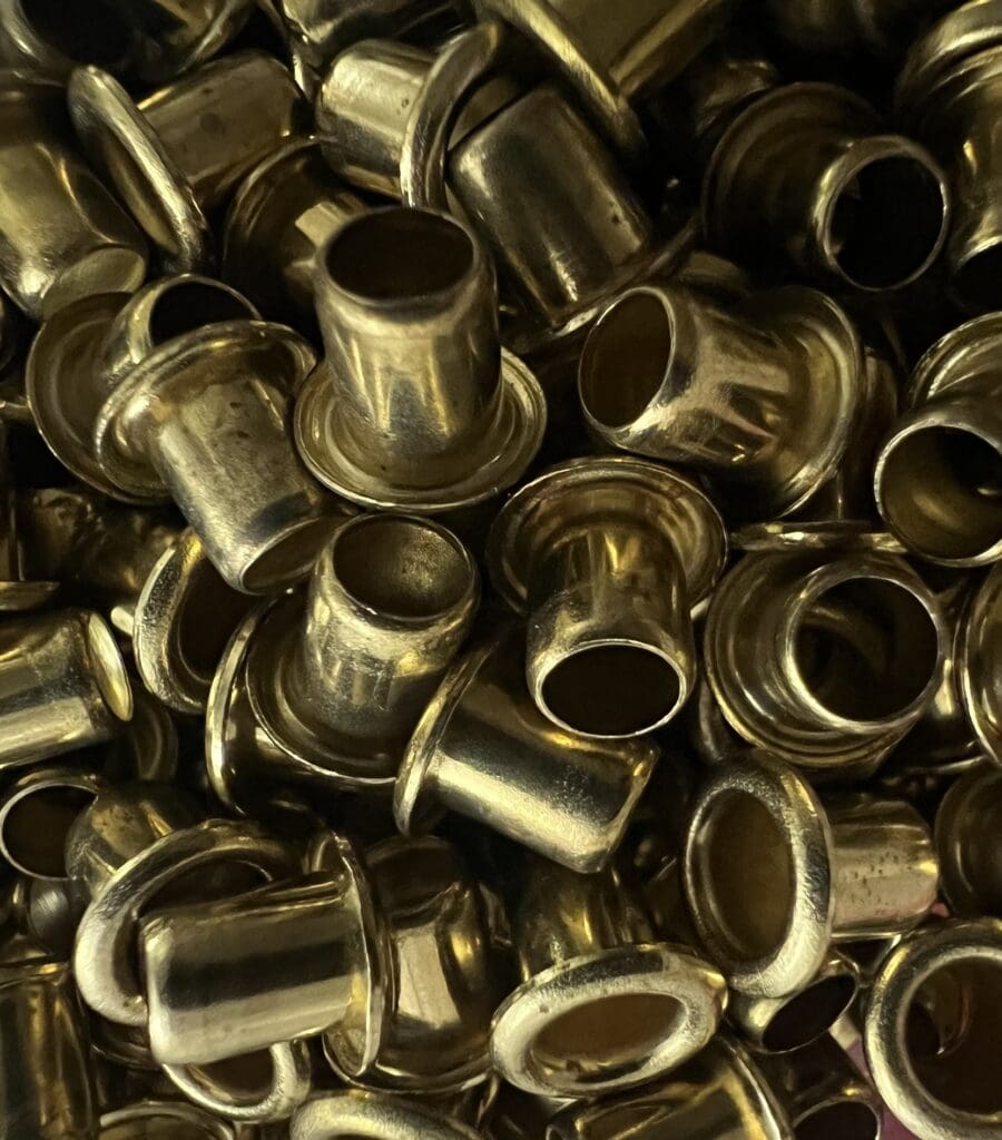 Close up billede af nitter i industrisystue produktion