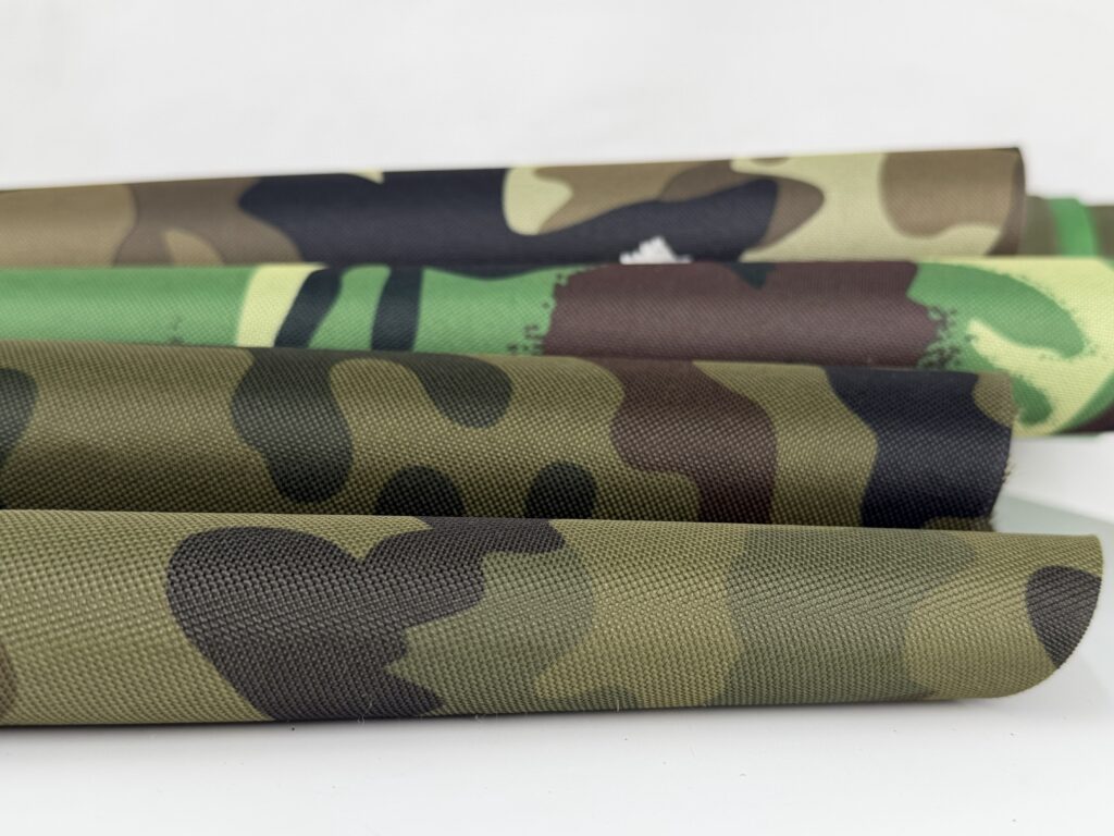Tekstil i metervare i camouflage-farve, som anvendes til tekstilproduktion til militæret